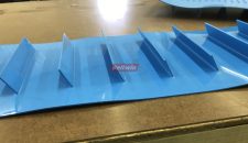 Как приварить шип / боковую стенку к однородной полиуретановой ленте с помощью высокочастотной машины